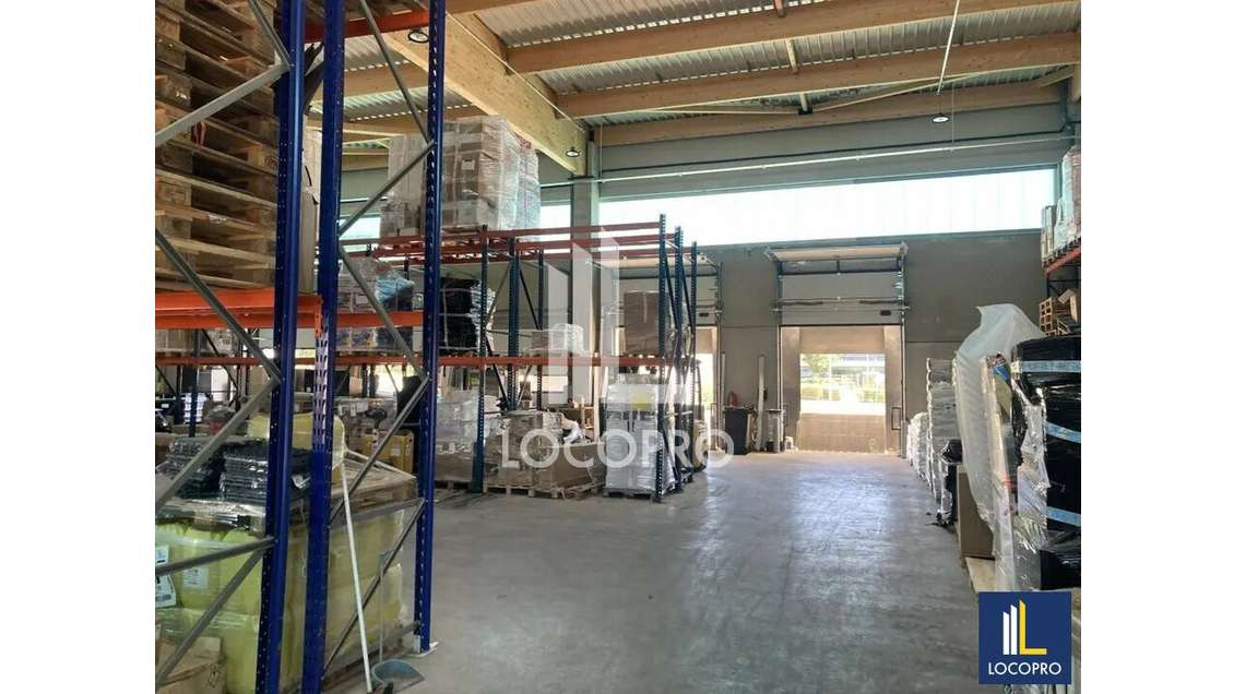 A louer cellule d'activités de 786m² Les Arcs 83