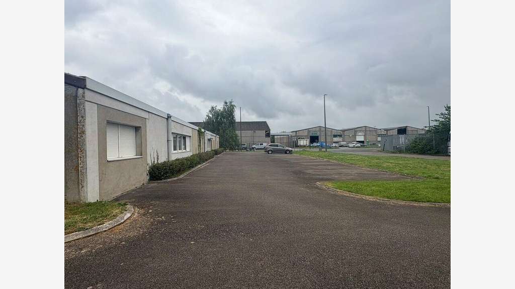 Local d'activités 800m² à louer ZI Les Estaches