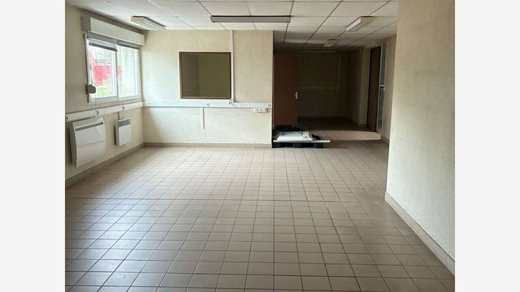 Local d'activités 800m² à louer ZI Les Estaches