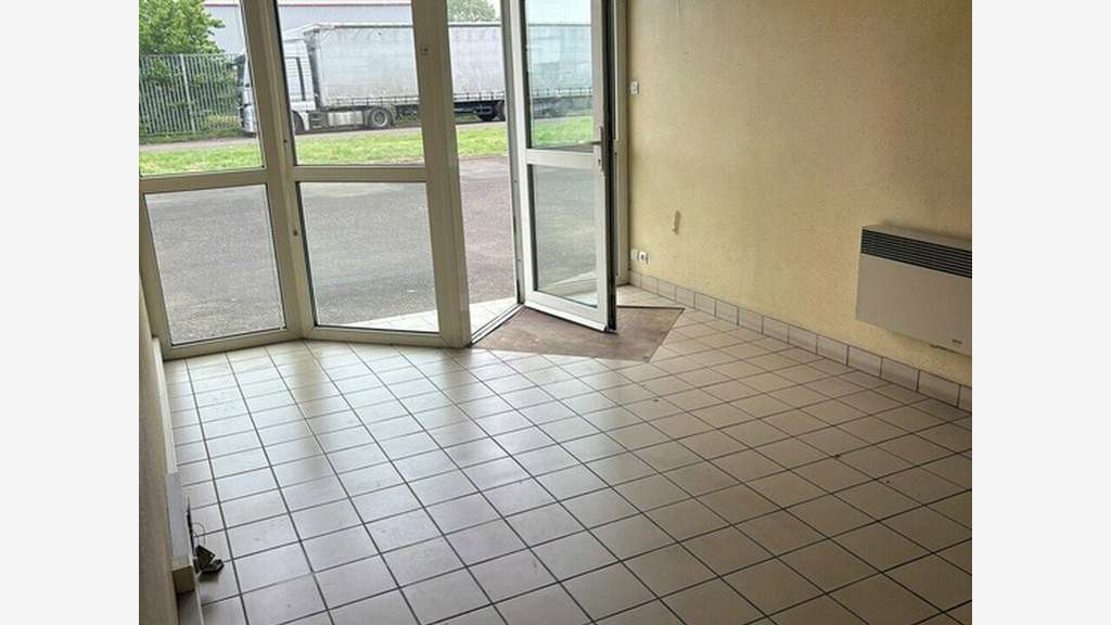 Local d'activités 800m² à louer ZI Les Estaches