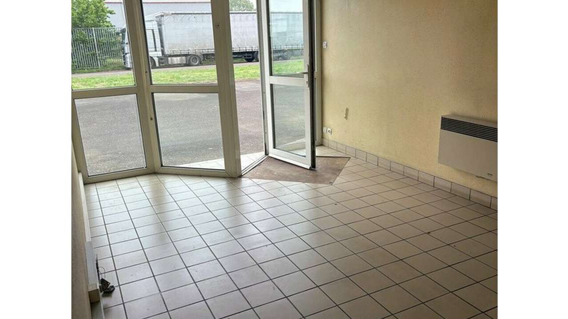 Local d'activités 800m² à louer ZI Les Estaches