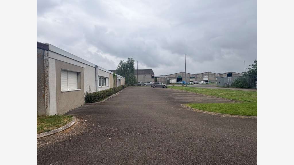 À louer – Local d'activités de 800 m² dans la zone