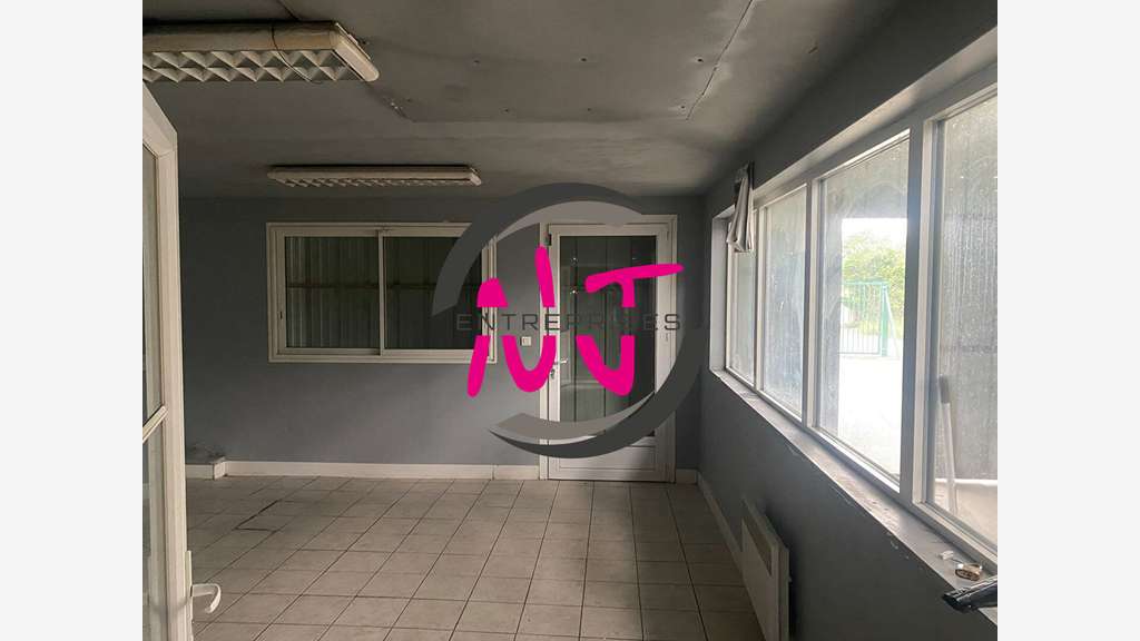 A Louer local d'activités 311m²secteur Mûrs-Erigné