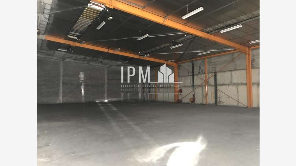 A louer entrepôt 700m² zone de Plan de Campagne