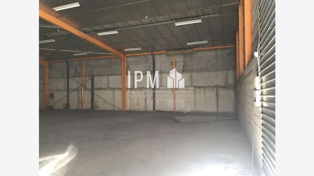 A louer entrepôt 700m² zone de Plan de Campagne