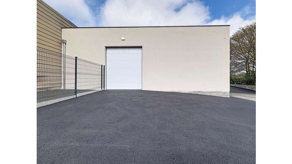 Entrepôt neuf 181m² à louer en ZA proche Angers