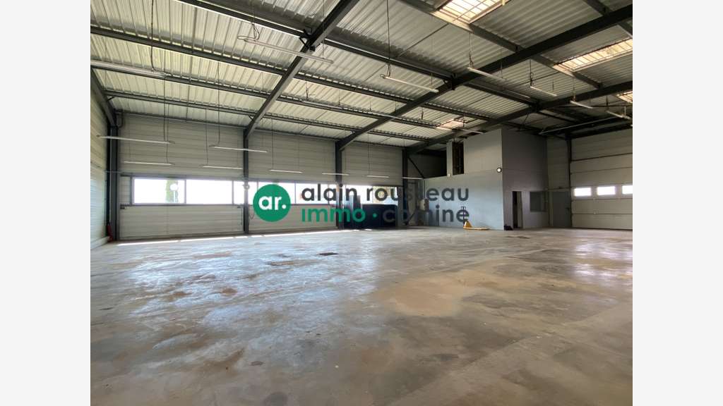 A LOUER - LOCAL ACTIVITE 380 M² - LES PONTS DE CE
