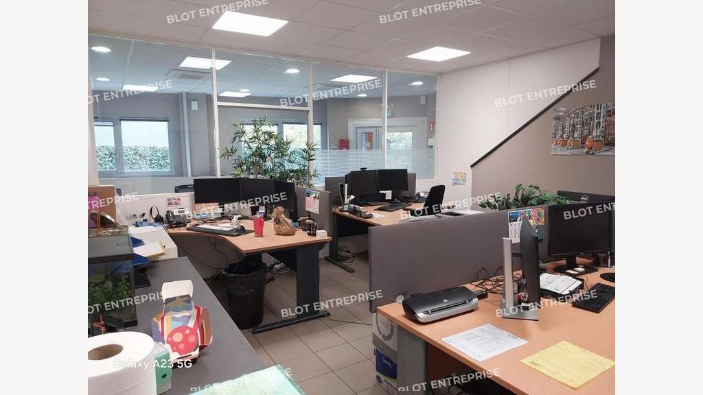 A louer locaux d'activités 1297m² Les Sorinières