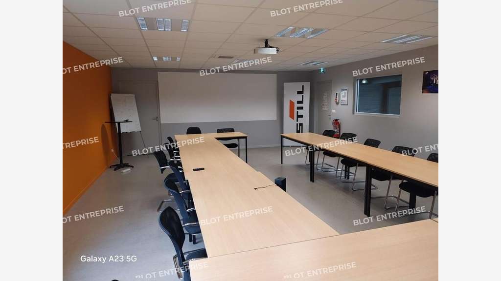 A louer locaux d'activités 1297m² Les Sorinières