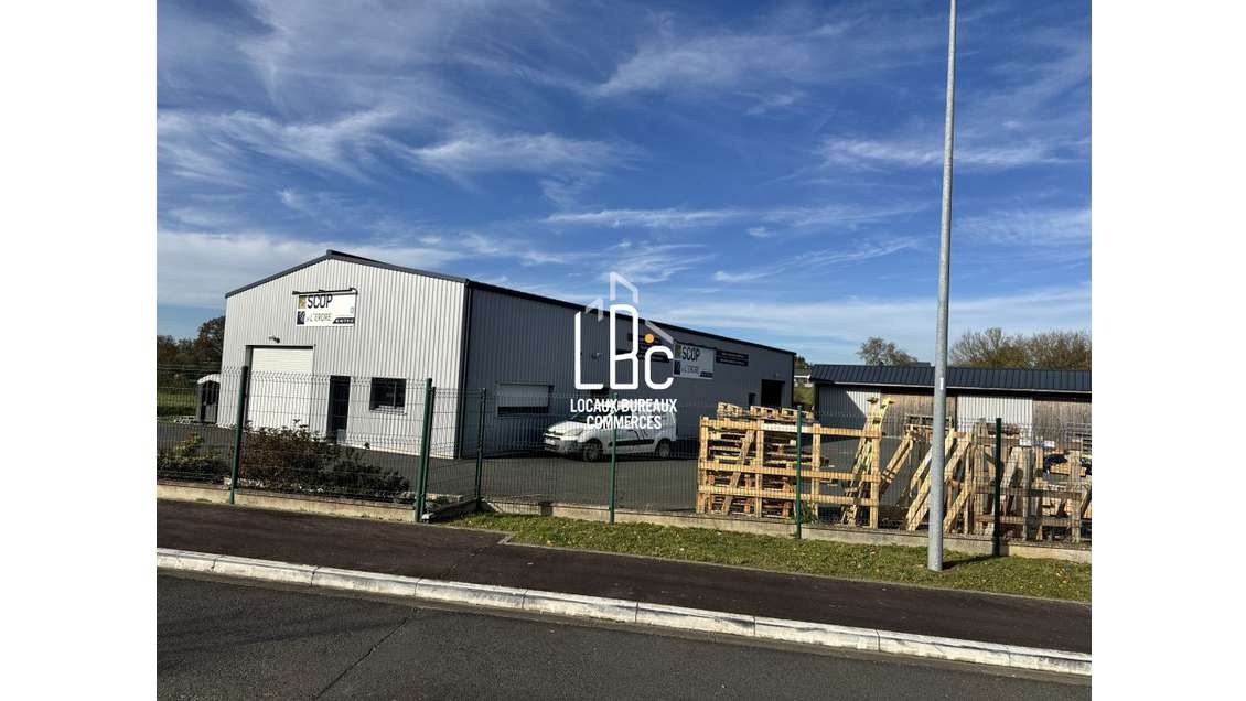 À louer local d'activité 311m² Les Touches 