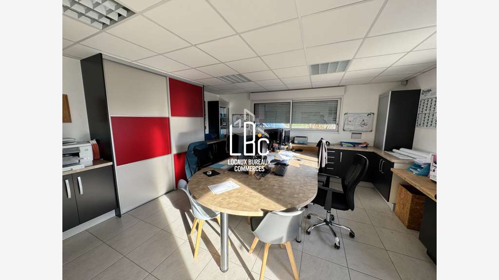 À louer local d'activité 311m² Les Touches