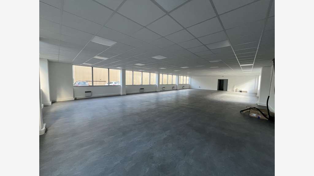 Local d'activité 1056m² à louer Les Ulis
