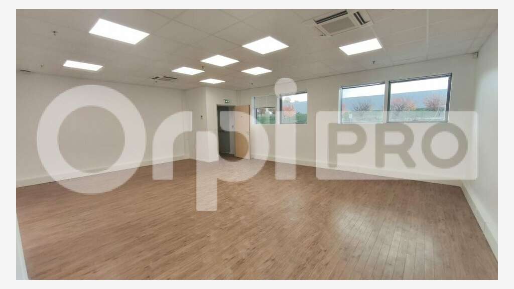 Cellules de logistique 8577m² à louer à Courtabœuf