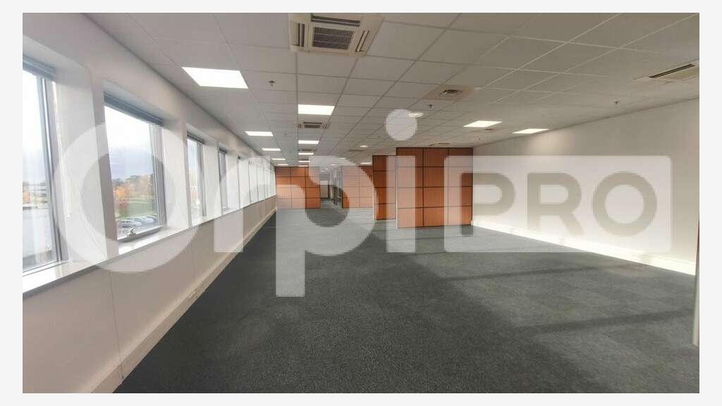 Cellules de logistique 8577m² à louer à Courtabœuf