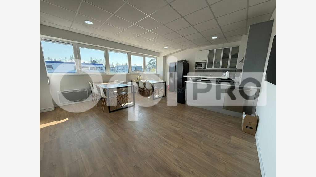 Local d'activité 220m² à louer ZA de Courtaboeuf