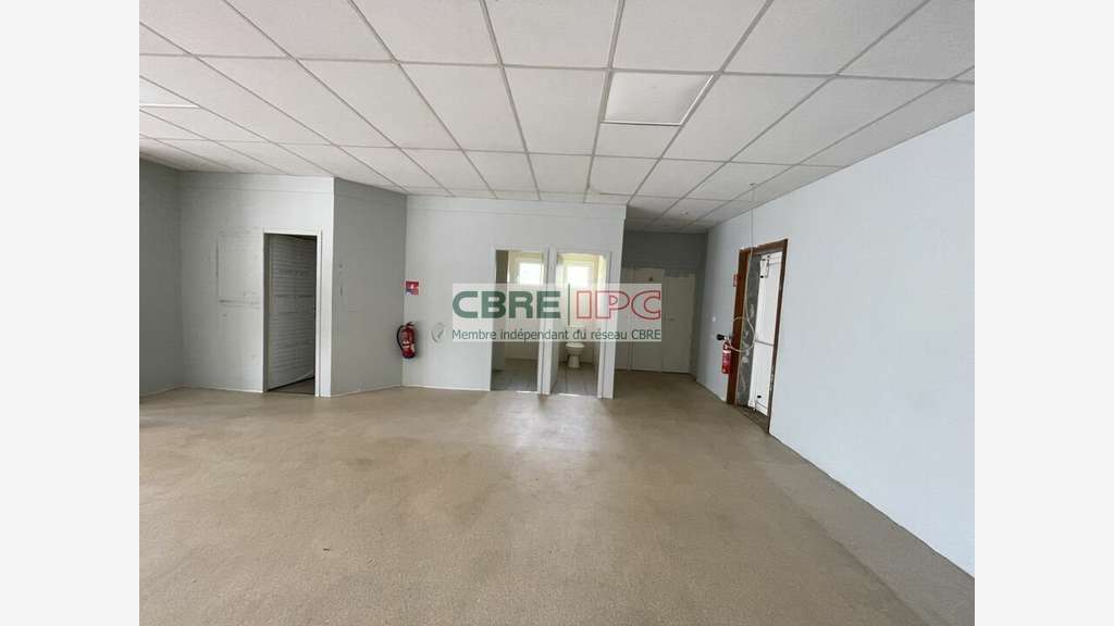 Location local d'activités 250m² à Lescar