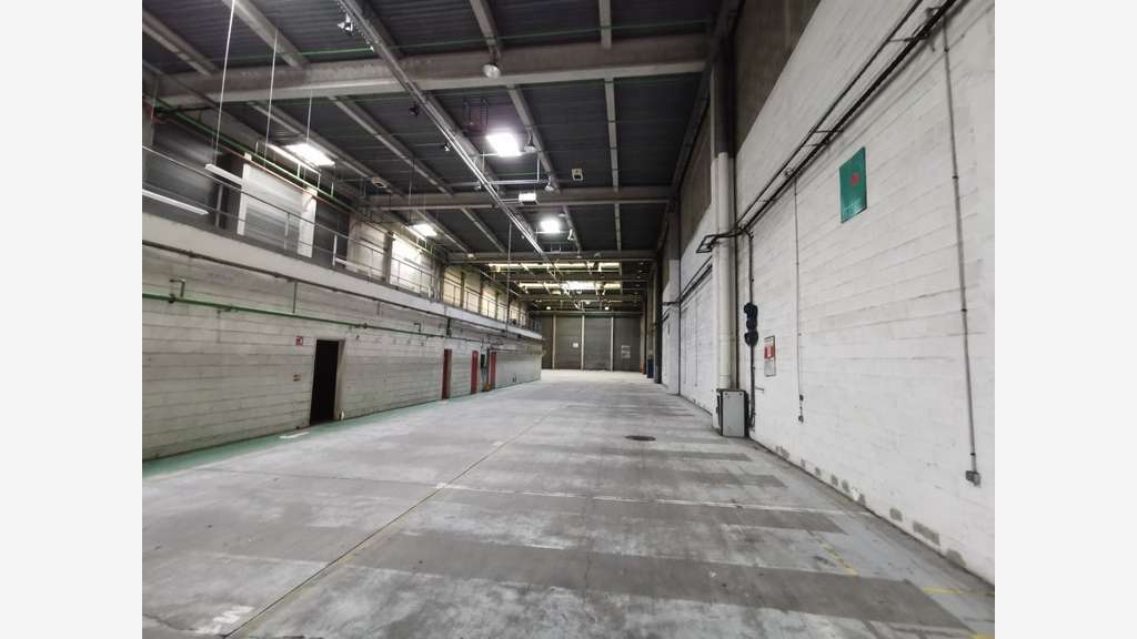 À louer – locaux industriels non divisibles de 7 7