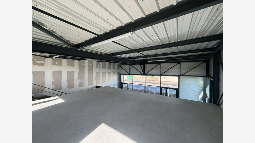 A louer local d'activité 581m² bel empl Limas