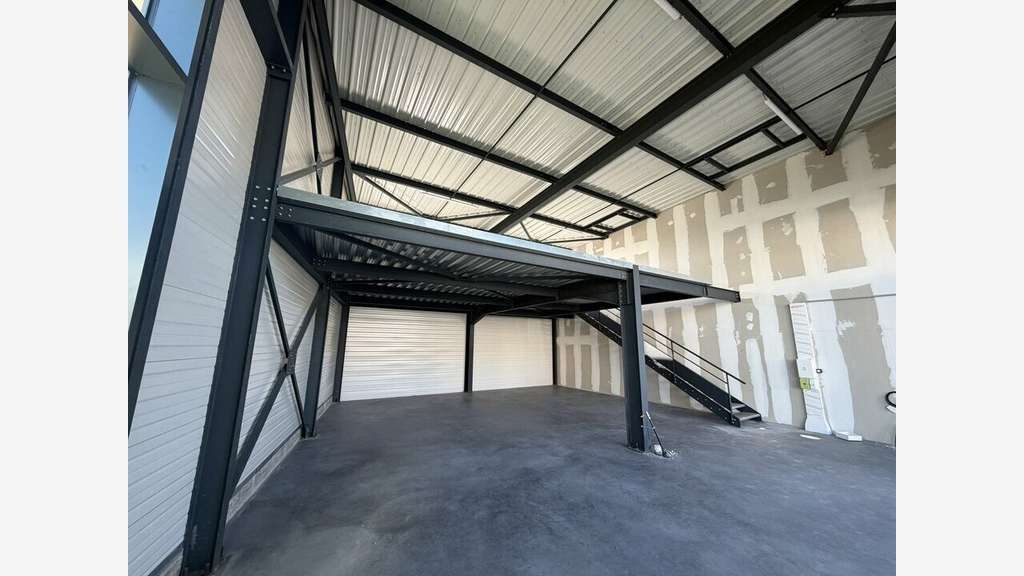 A louer local d'activité 581m² bel empl Limas