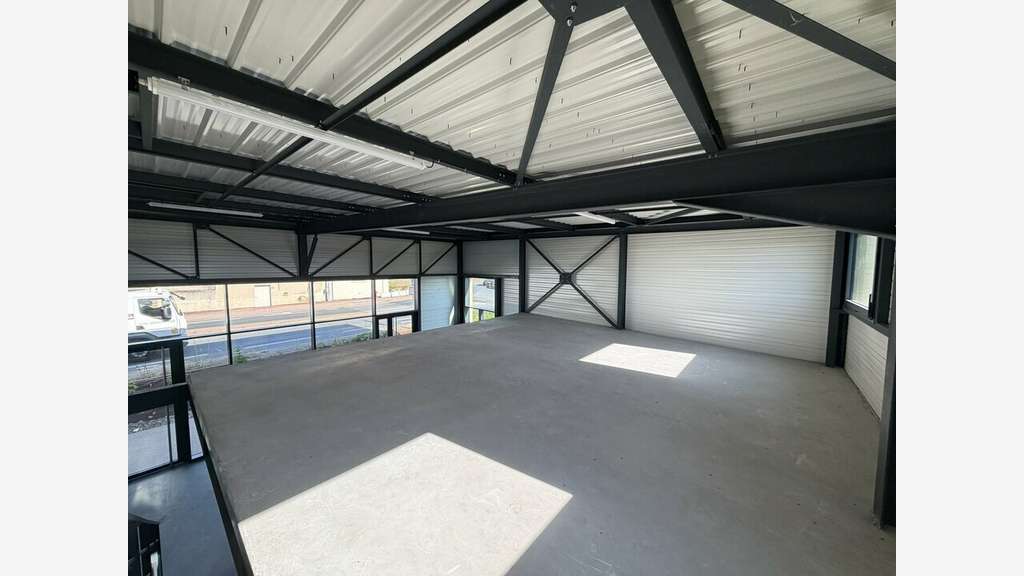 A louer local d'activité 581m² bel empl Limas