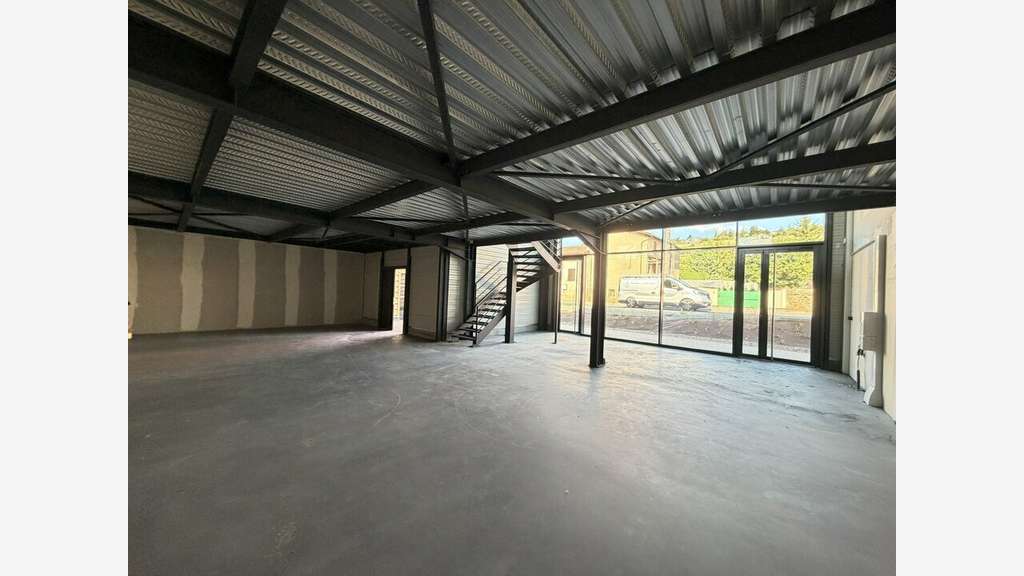 A louer local d'activité 581m² bel empl Limas