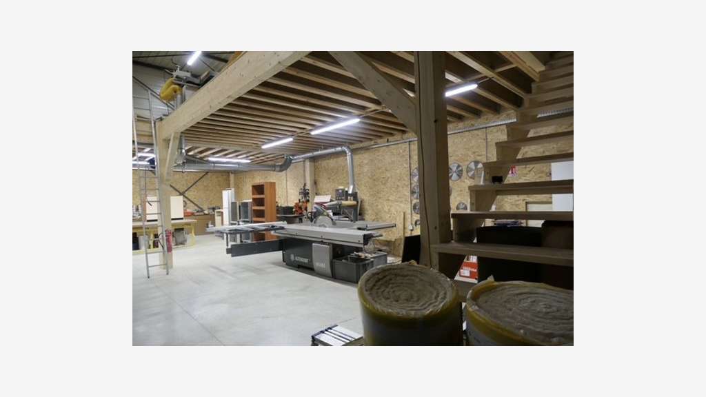 Location local activité + bureaux 390m² à Limas