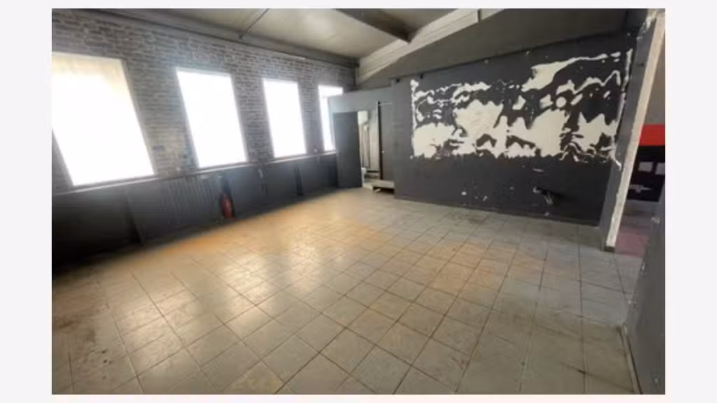 Local d'activité de 105m² à louer à Linas