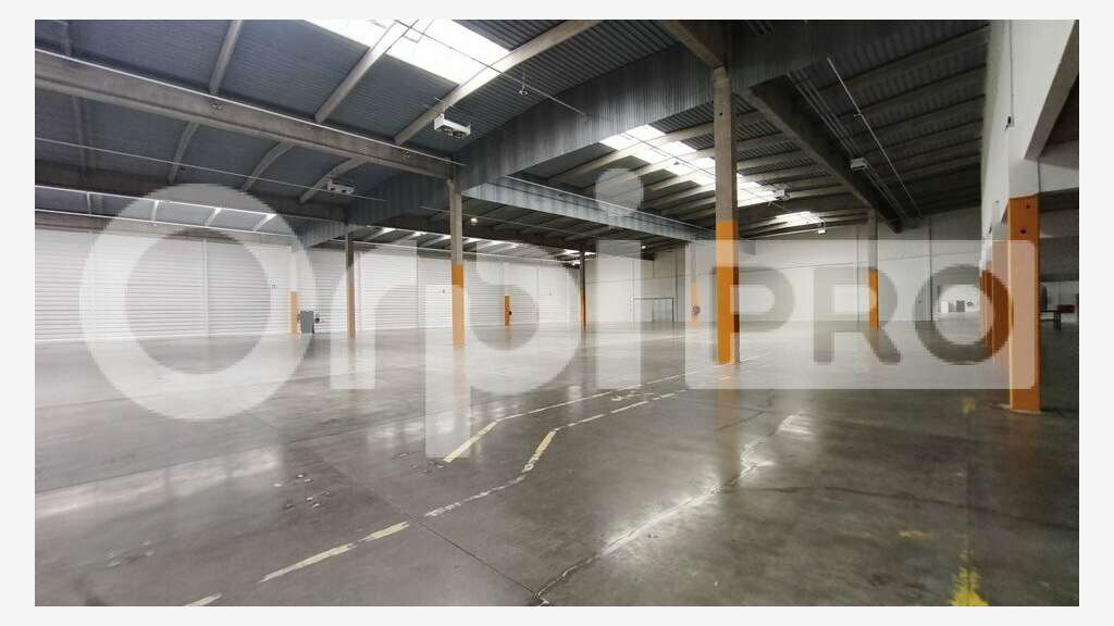A louer entrepôt logistique 8018m² à Lisses