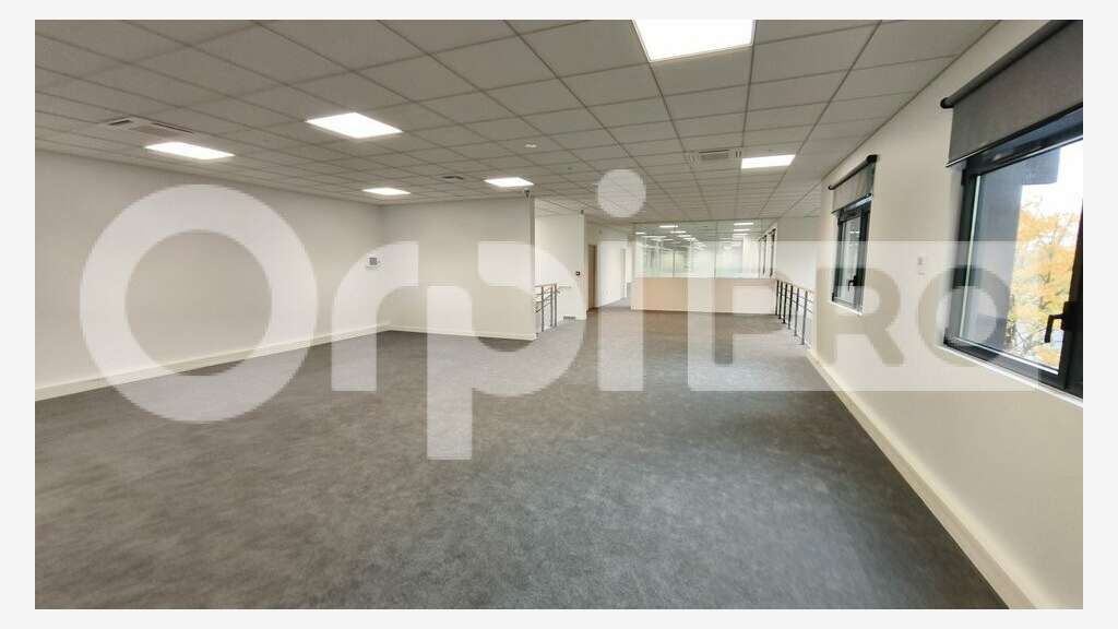 A louer entrepôt logistique 8018m² à Lisses