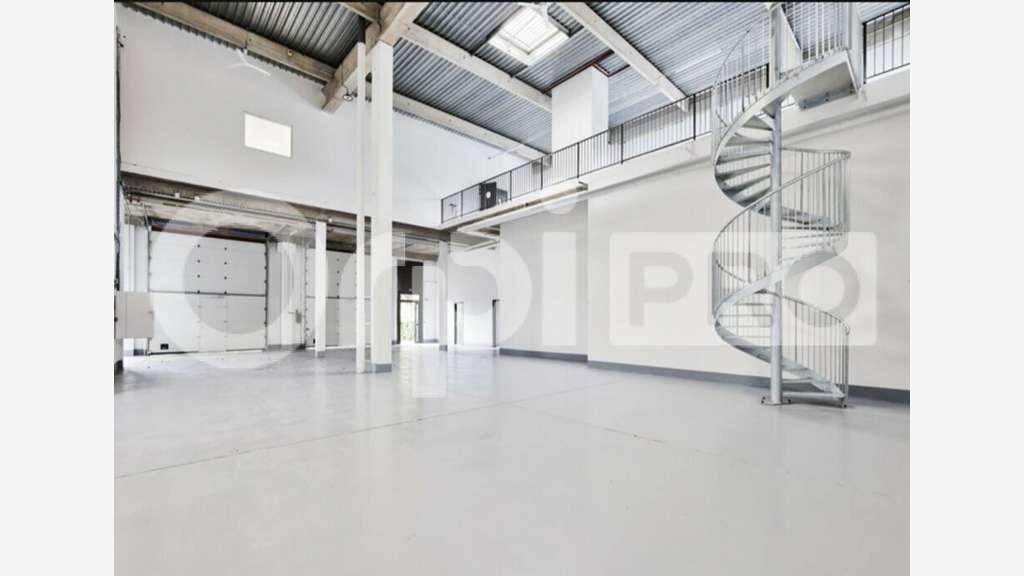 Loue local d'activités bureaux 700m² à Lisses (91)