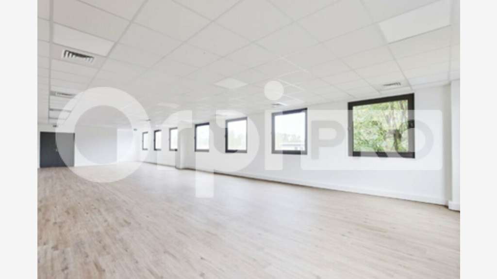 Loue local d'activités bureaux 700m² à Lisses (91)