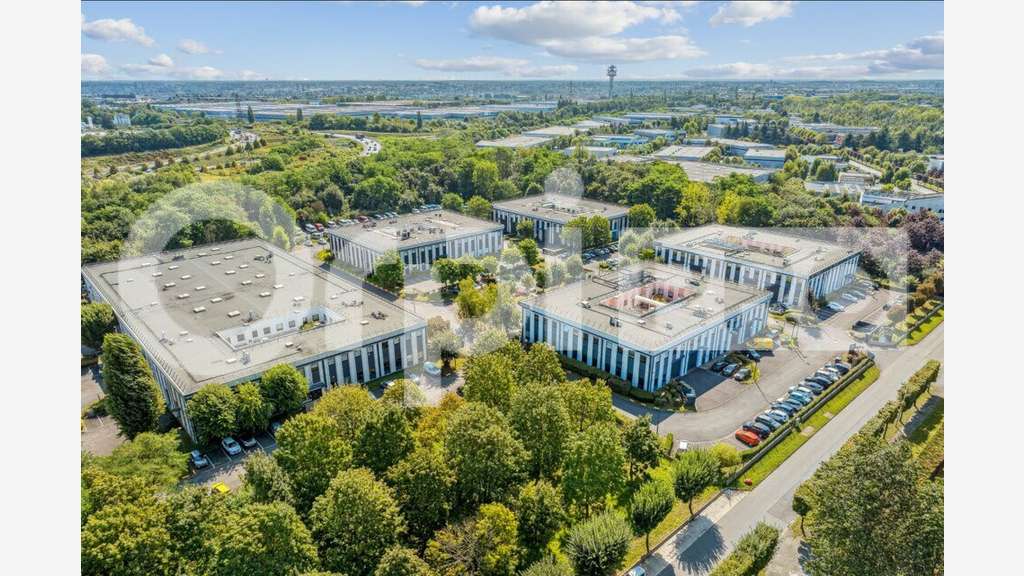Loue local d'activités bureaux 700m² à Lisses (91)