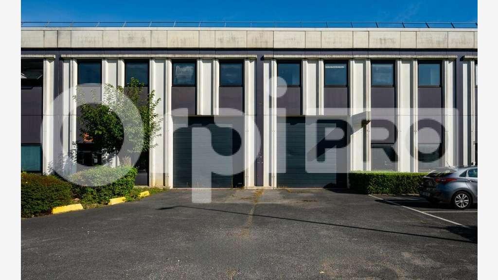 Loue local d'activités bureaux 700m² à Lisses (91)