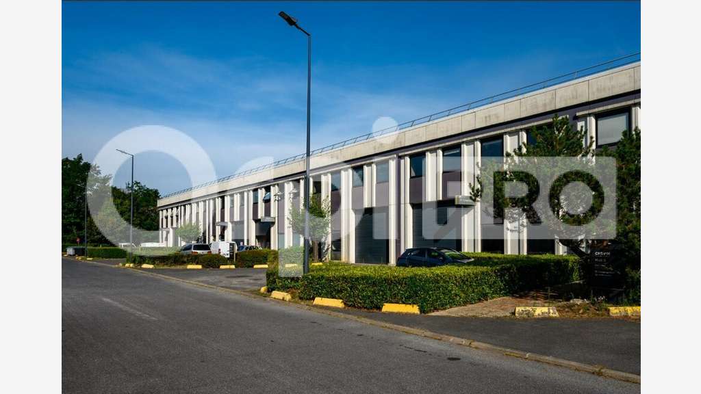 Loue local d'activités bureaux 700m² à Lisses (91)