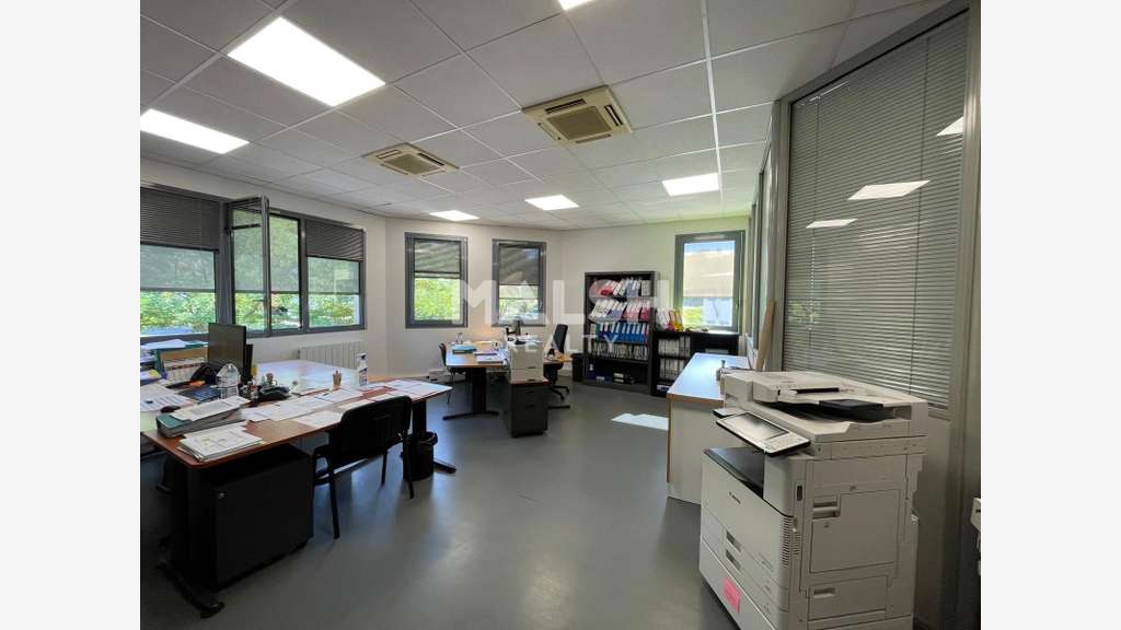 Loue local d'activités de 759m² à Lissieu Techlid
