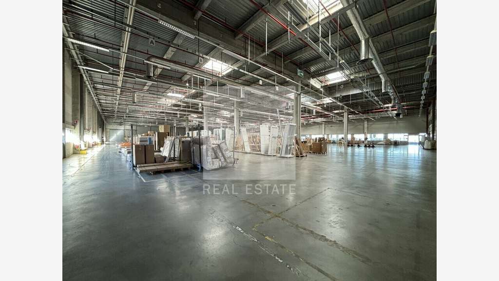 A louer entrepôt logistique de 6655m² Vaulx-Milieu