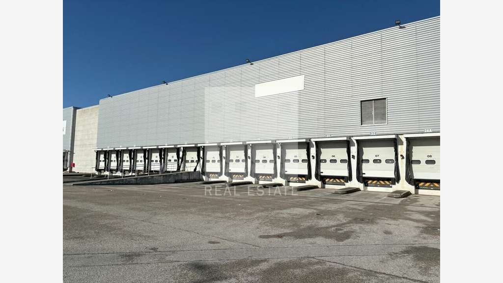 A louer entrepôt logistique de 6655m² Vaulx-Milieu
