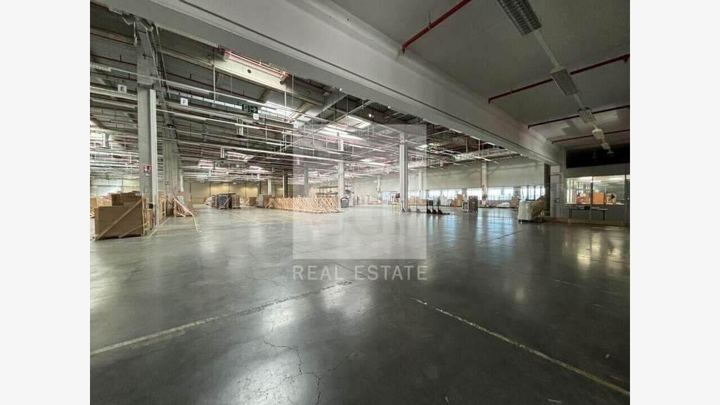 A louer entrepôt logistique de 6655m² Vaulx-Milieu