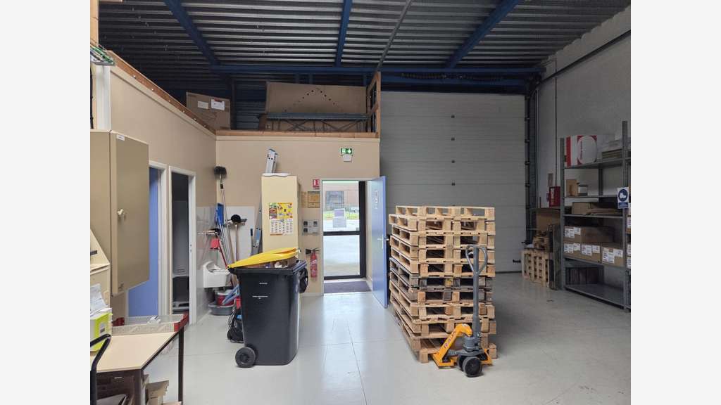 Local activité 200m² sur 703m² à louer Angers Est