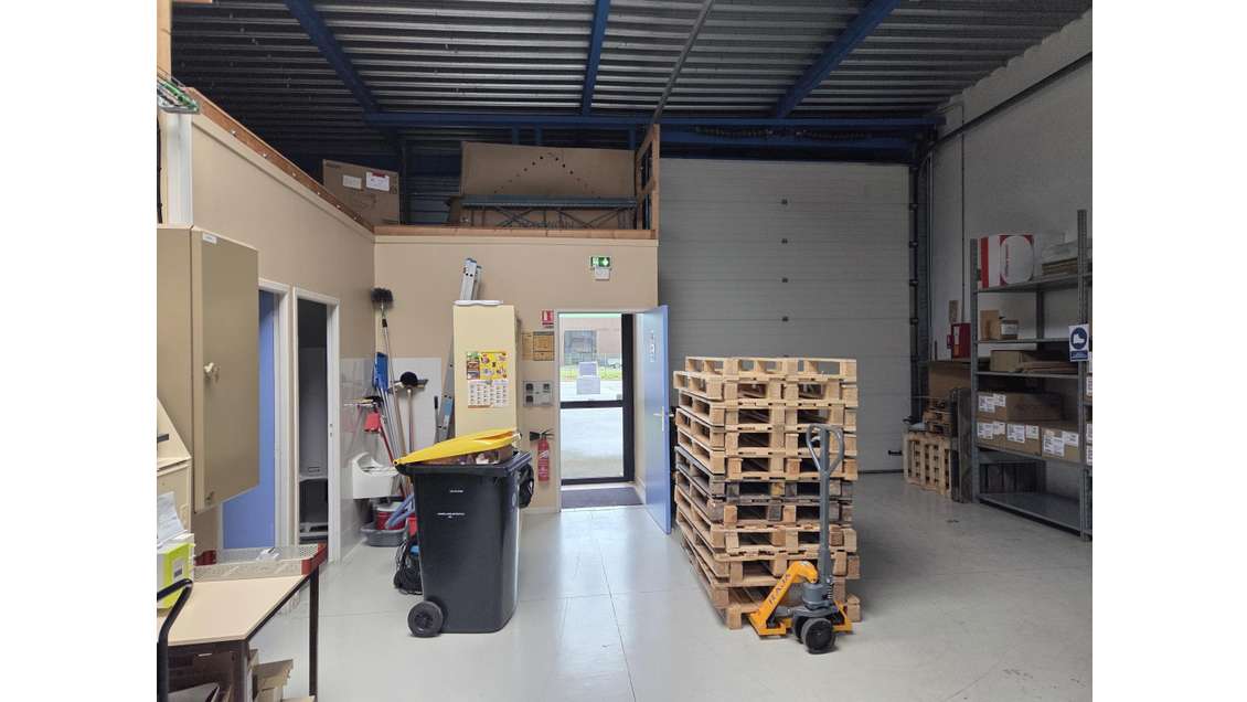 Local activité 200m² sur 703m² à louer Angers Est
