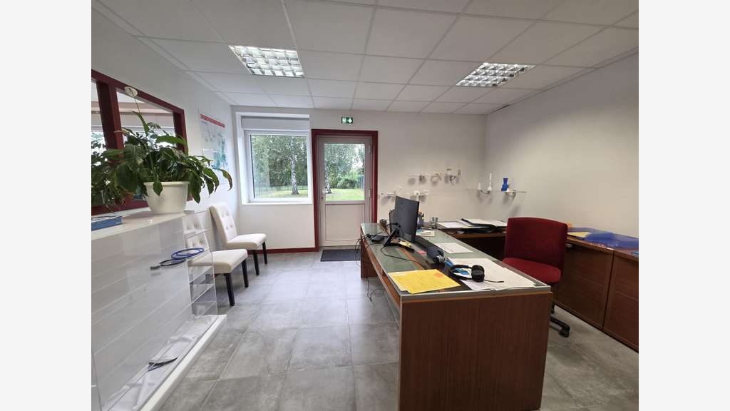 Local activité 200m² sur 703m² à louer Angers Est