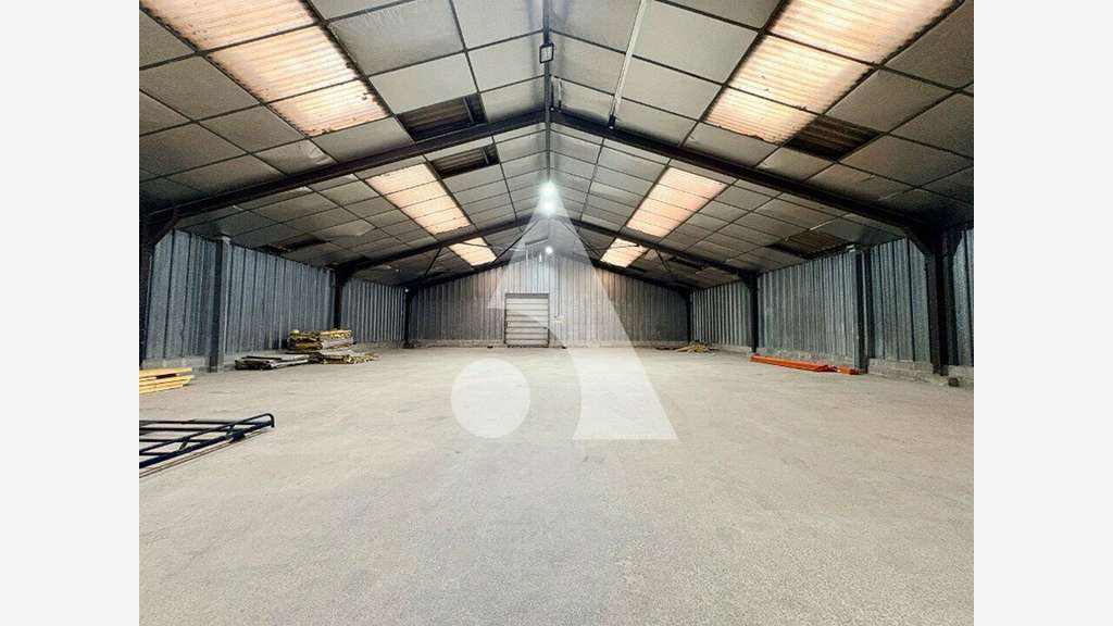 Local d'activité 288m² à louer à Longuenesse (62)