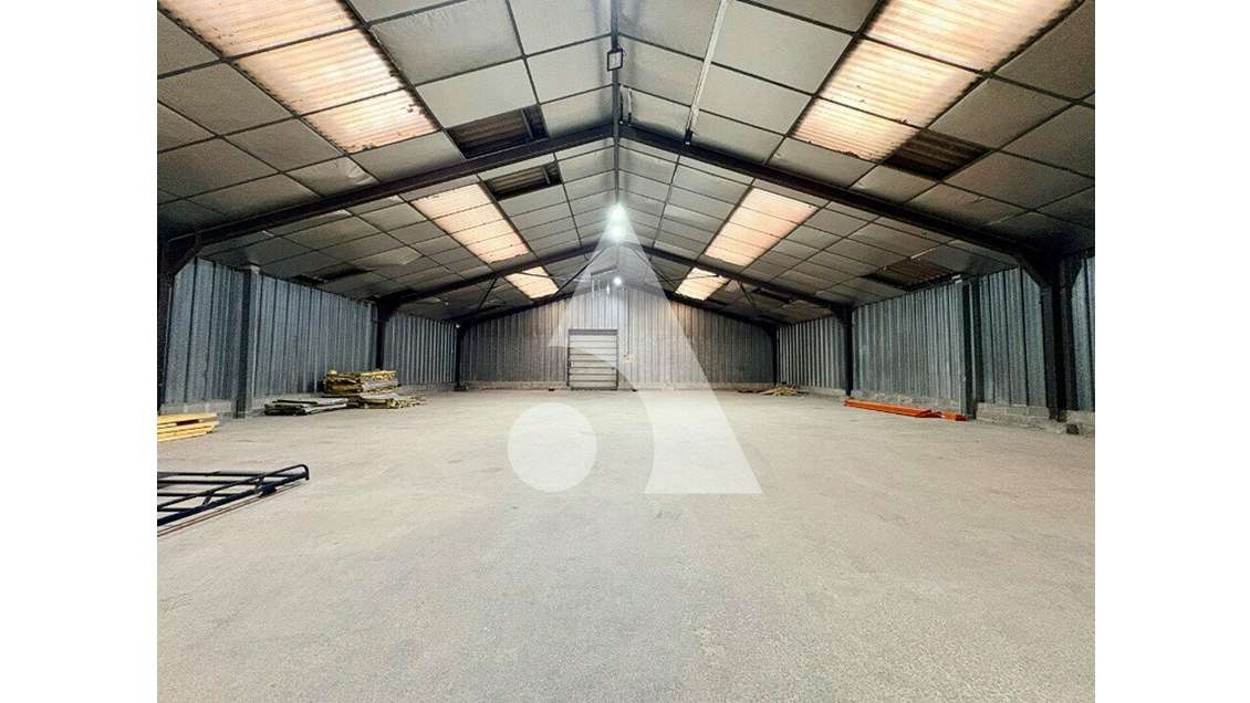 Local d'activité 288 m² à louer à Longuenesse (62)