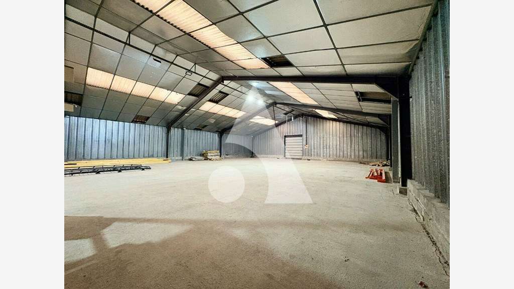 Local d'activité 288m² à louer à Longuenesse (62)