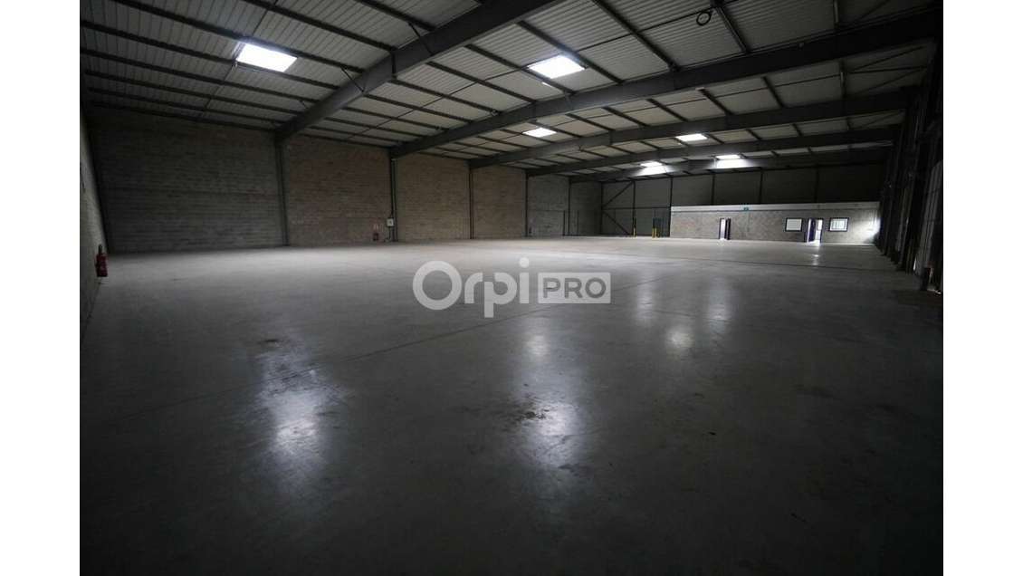 Local d'activité de 1 544M2 Secteur Longvic