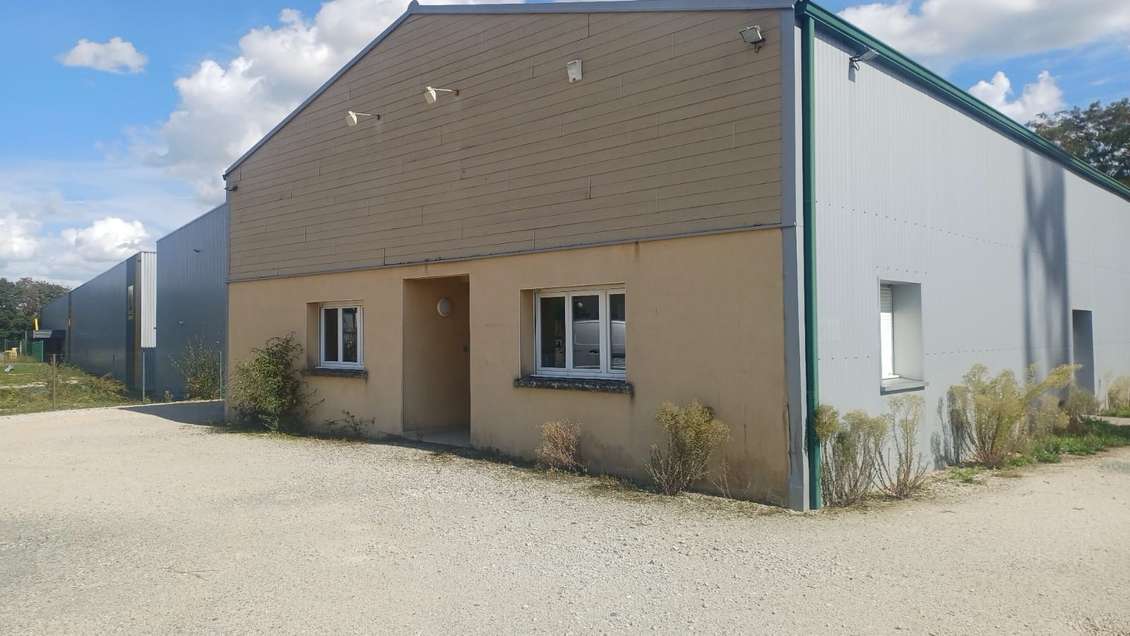 A louer local artisanal avec bureaux à Lonrai