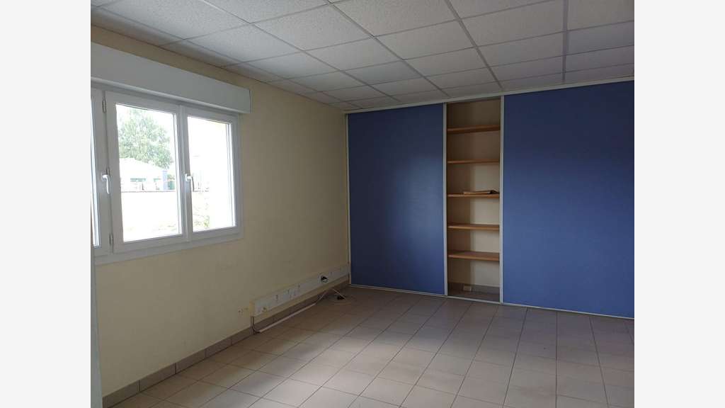 A louer local artisanal avec bureaux à Lonrai