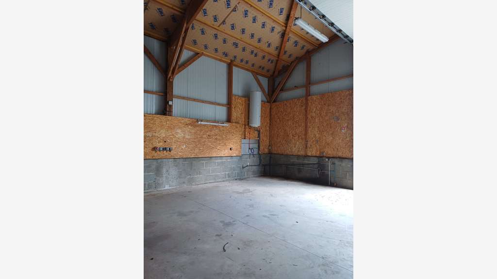 A louer local artisanal avec bureaux à Lonrai