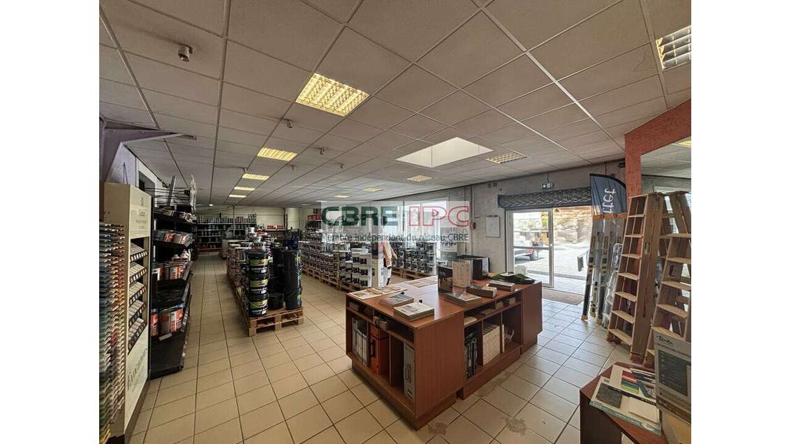 Location local d'activités 745m² à Lons