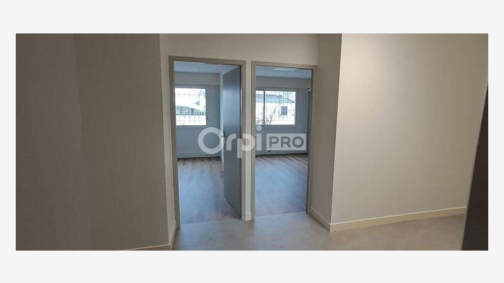 Local d'activité bureaux de 250m² à louer à Lons